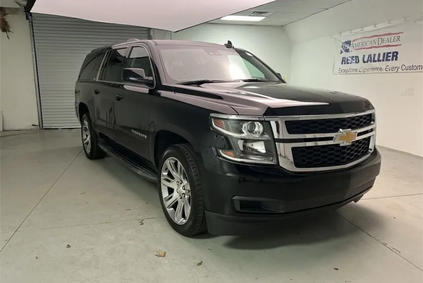 2019 Chevrolet Suburban LT photo 1