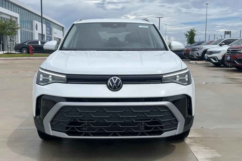 2025 Volkswagen Taos SE photo 1