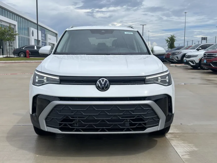 2025 Volkswagen Taos SE photo 1