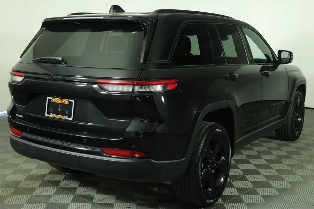 2022 Jeep Grand Cherokee Altitude photo 1