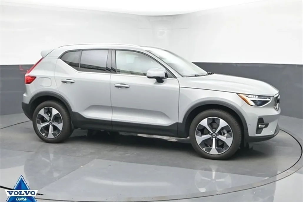 2024 Volvo XC40 Plus photo 1