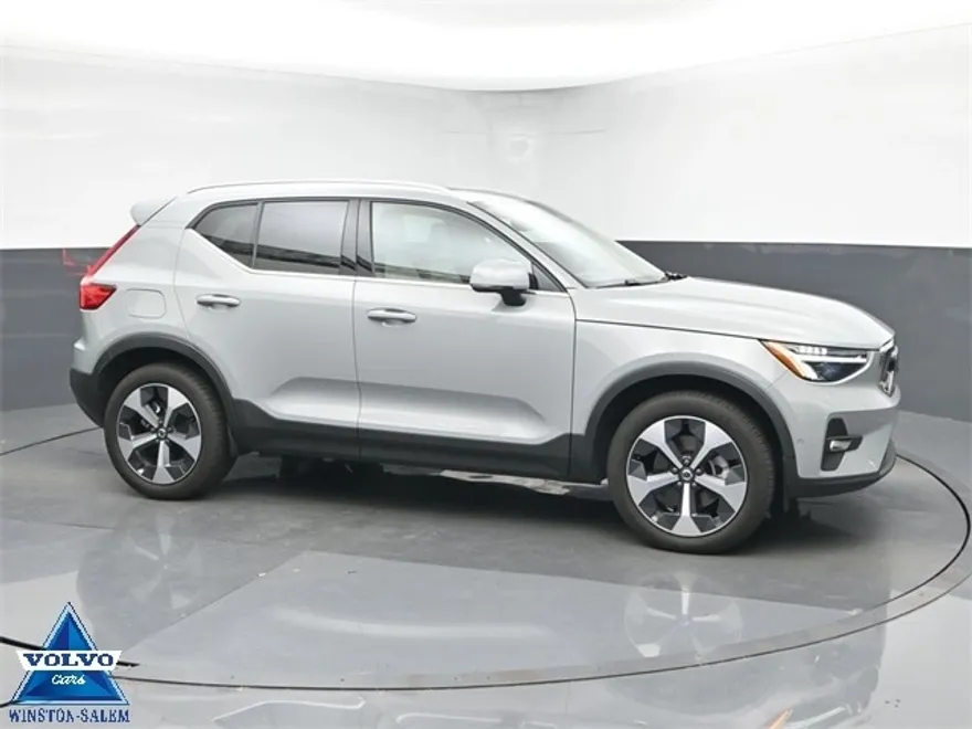 2024 Volvo XC40 Plus photo 1