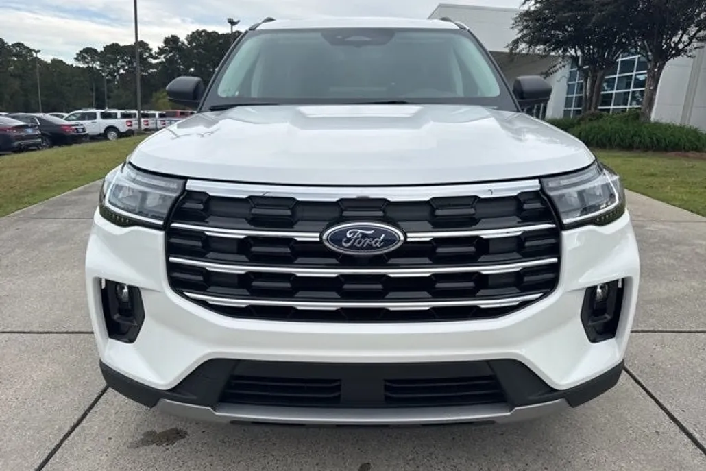 2025 Ford Explorer photo 1