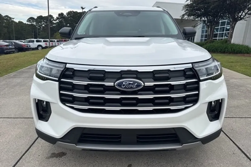 2025 Ford Explorer photo 1