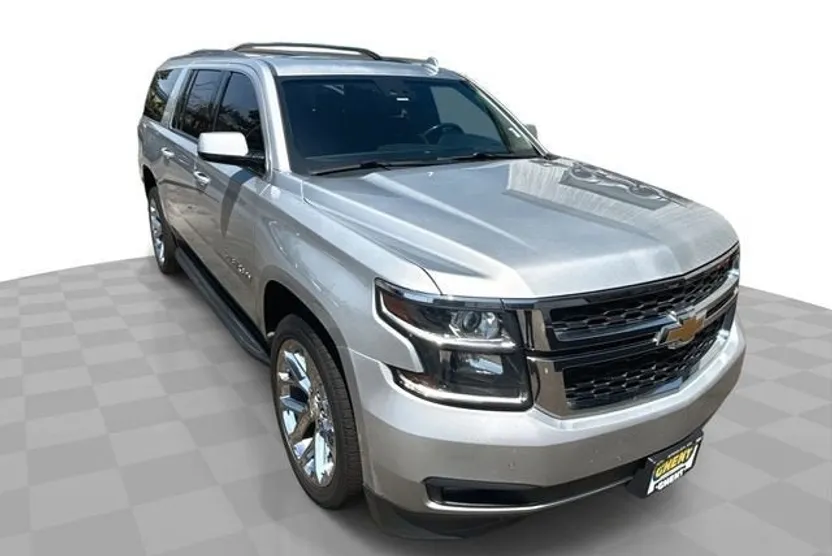 2017 Chevrolet Suburban LT photo 1