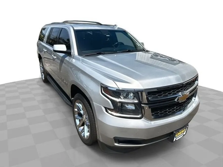 2017 Chevrolet Suburban LT photo 1
