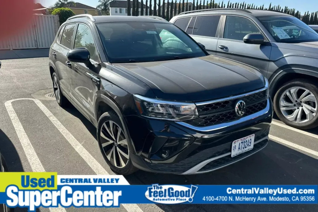 2024 Volkswagen Taos SE photo 1
