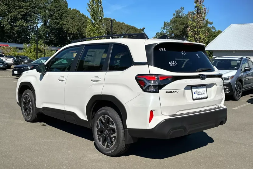 2025 Subaru Forester Premium photo 1