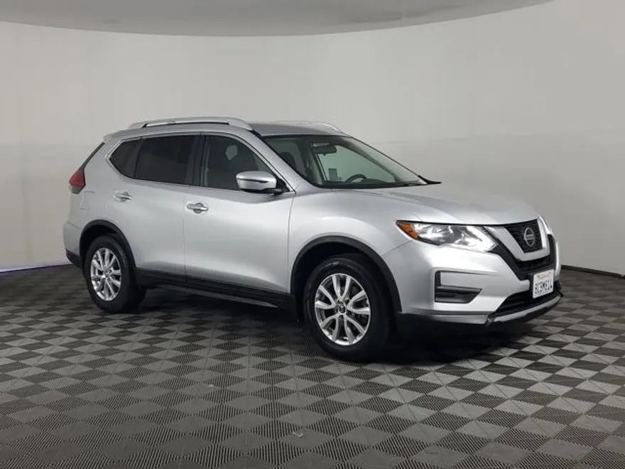 2018 Nissan Rogue SV photo 1