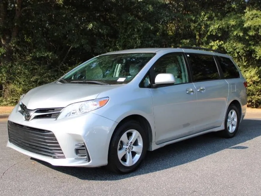 2020 Toyota Sienna LE photo 1