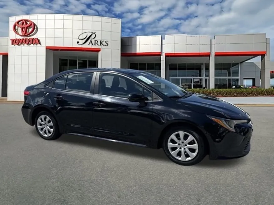 2023 Toyota Corolla LE photo 1