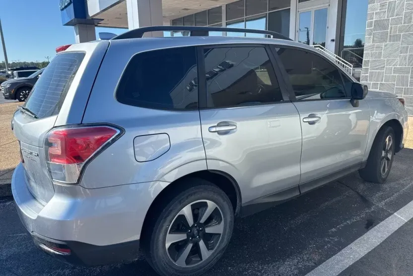 2018 Subaru Forester 2.5i photo 1