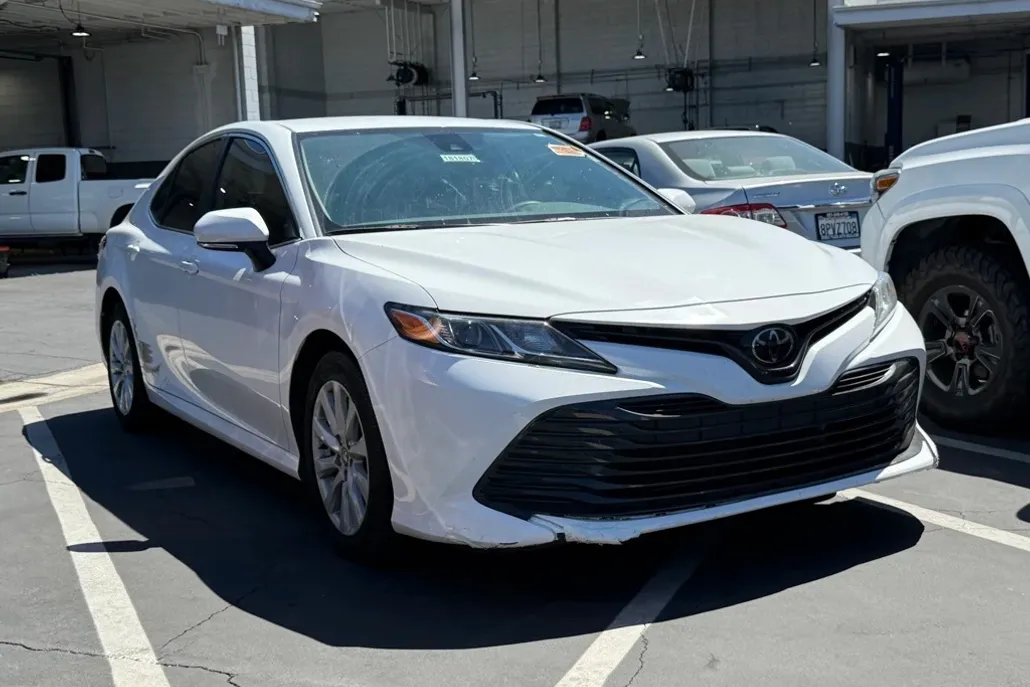 2020 Toyota Camry LE photo 1