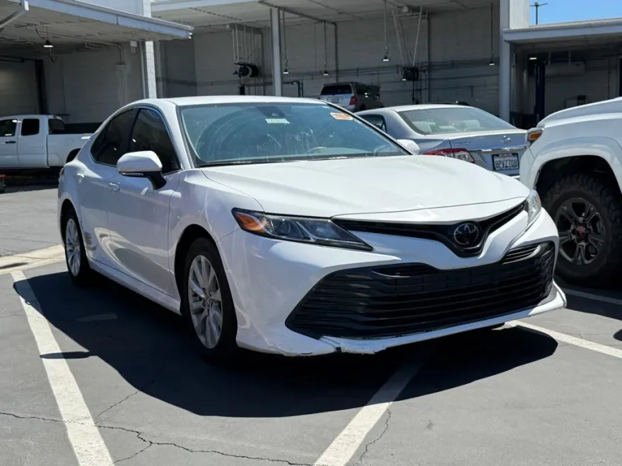 2020 Toyota Camry LE photo 1