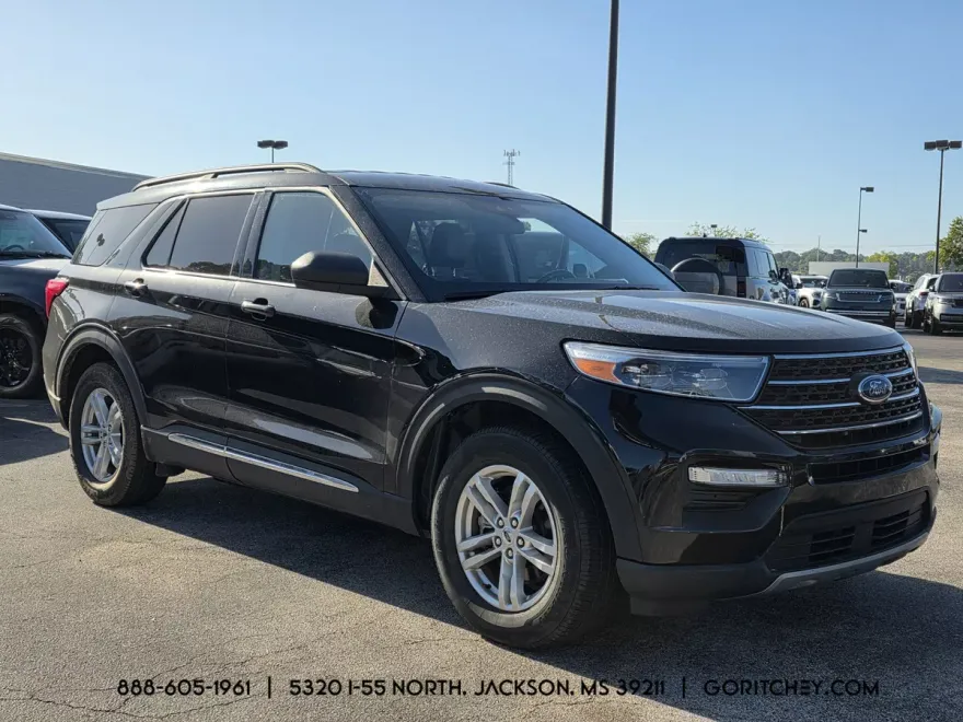 2023 Ford Explorer XLT photo 1