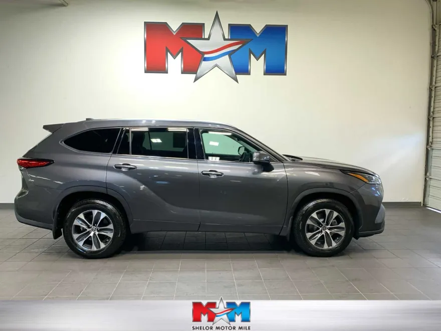 2021 Toyota Highlander XLE photo 1