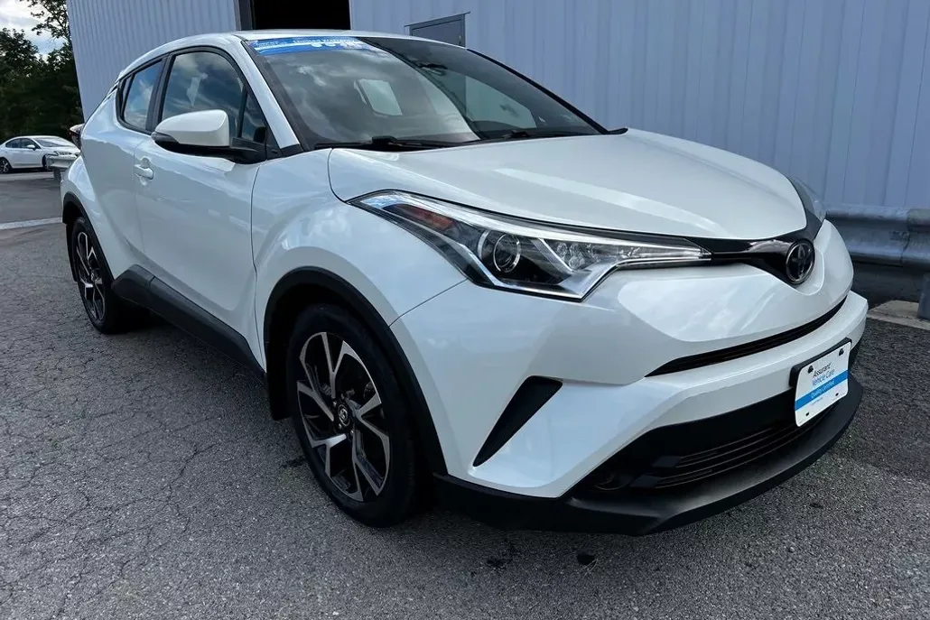 2019 Toyota C-HR XLE photo 1