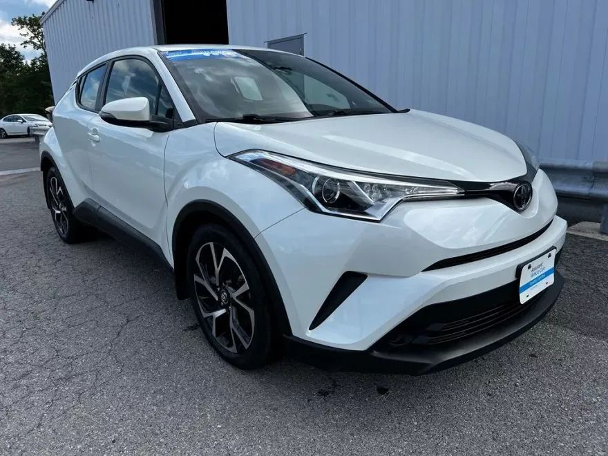 2019 Toyota C-HR XLE photo 1