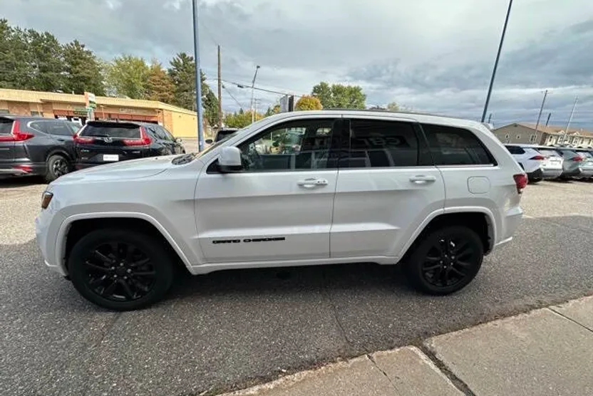 2020 Jeep Grand Cherokee Laredo photo 1