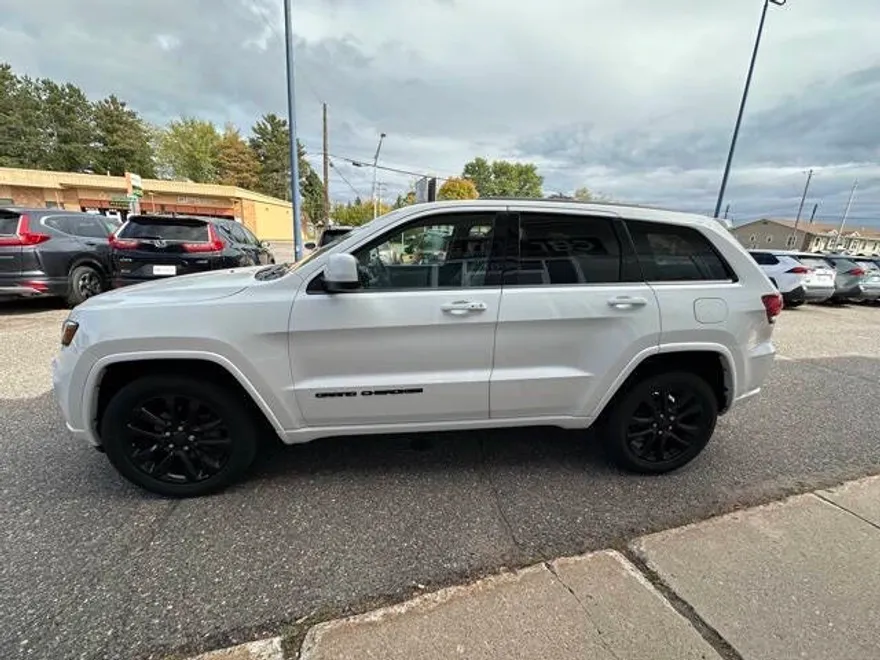 2020 Jeep Grand Cherokee Laredo photo 1