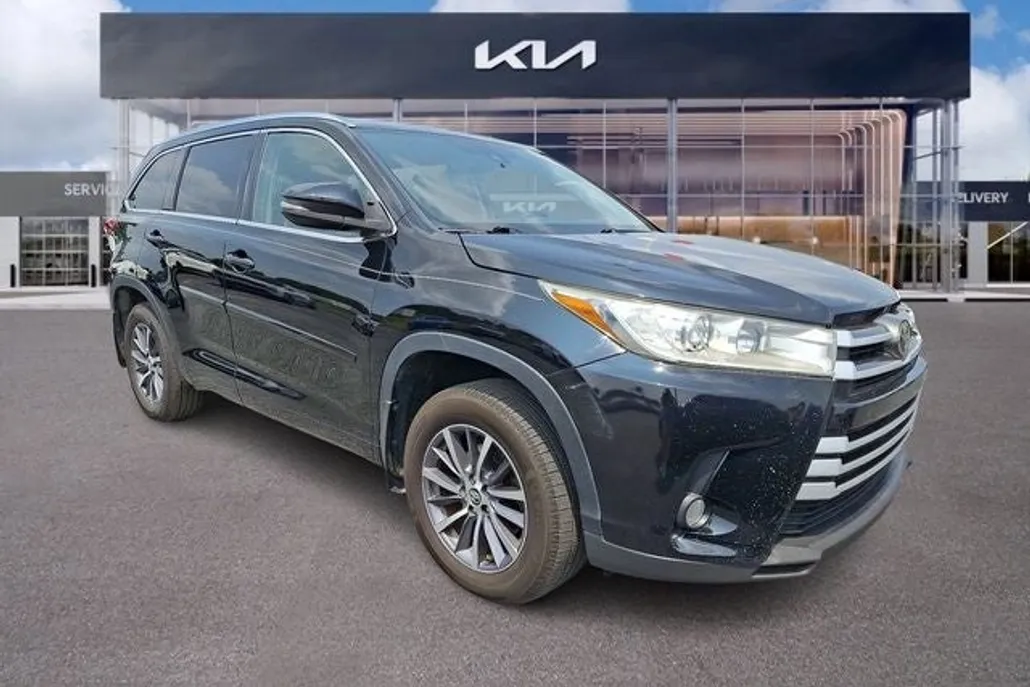 2017 Toyota Highlander Base photo 1