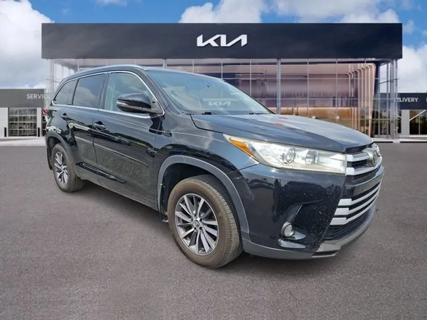 2017 Toyota Highlander Base photo 1