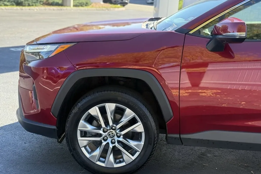 2022 Toyota RAV4 Limited photo 1