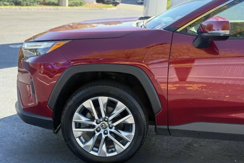 2022 Toyota RAV4 Limited photo 1