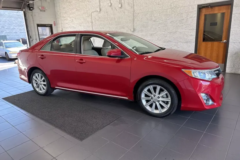2014 Toyota Camry SE photo 1