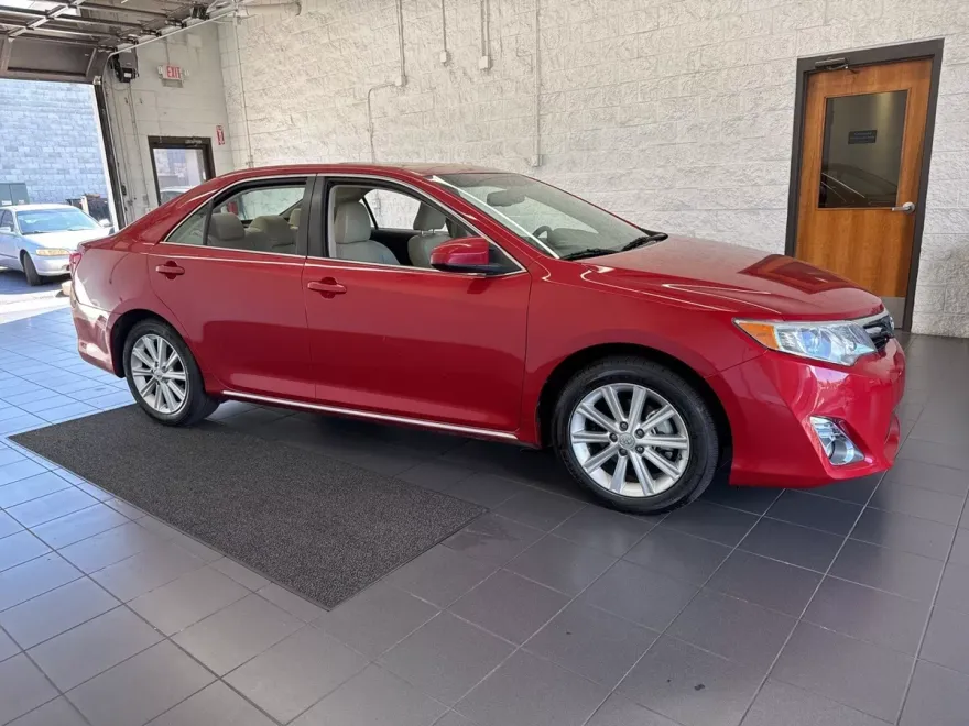 2014 Toyota Camry SE photo 1