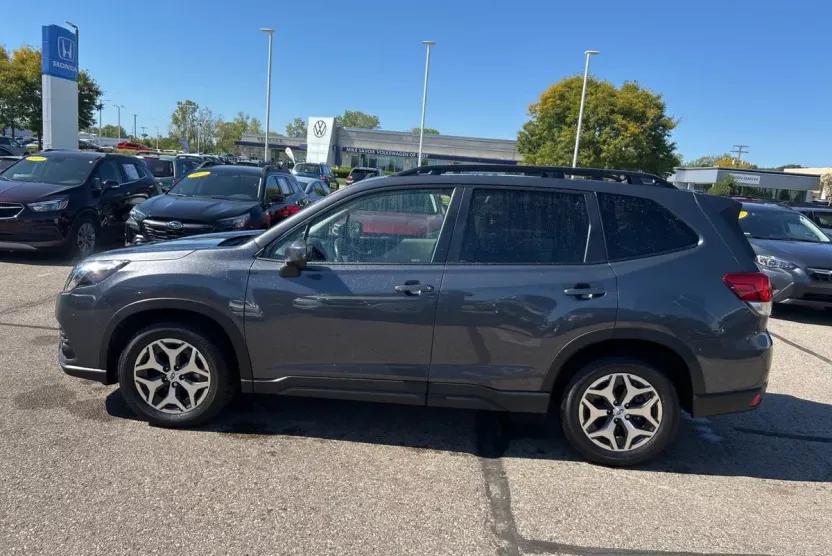 2023 Subaru Forester Premium photo 1