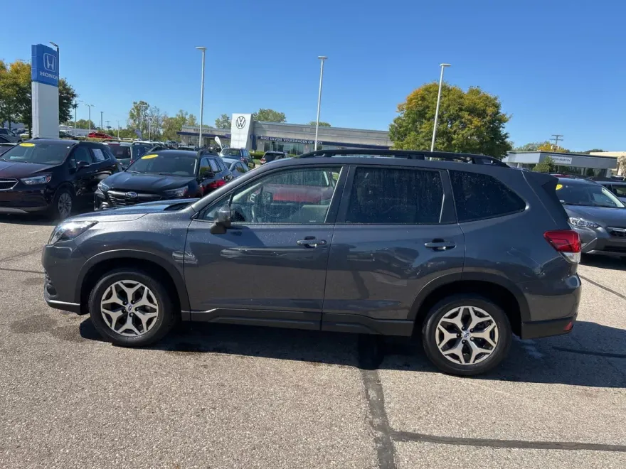 2023 Subaru Forester Premium photo 1