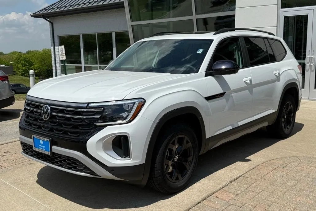2025 Volkswagen Atlas SE Technology Peak Edition photo 1