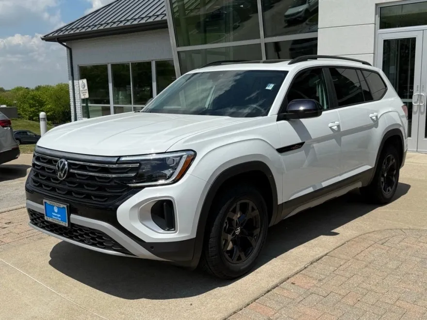 2025 Volkswagen Atlas SE Technology Peak Edition photo 1