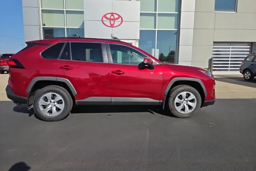 2020 Toyota RAV4 LE photo 1
