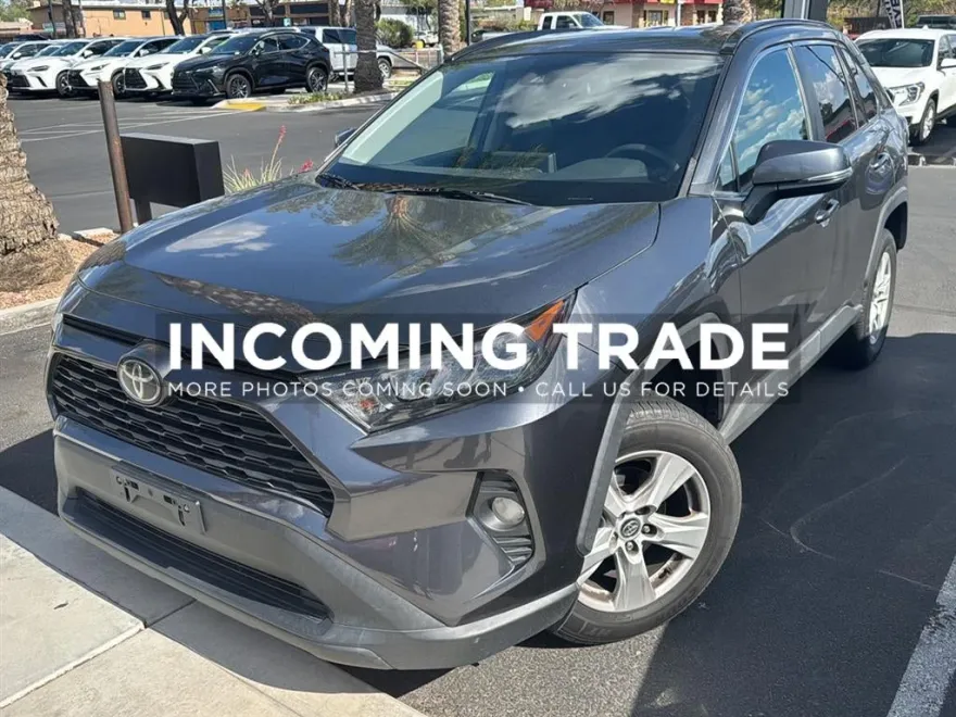 2020 Toyota RAV4 XLE photo 1