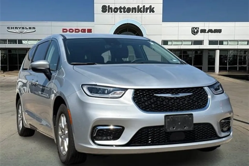 2023 Chrysler Pacifica Touring L photo 1
