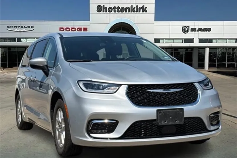 2023 Chrysler Pacifica Touring L photo 1