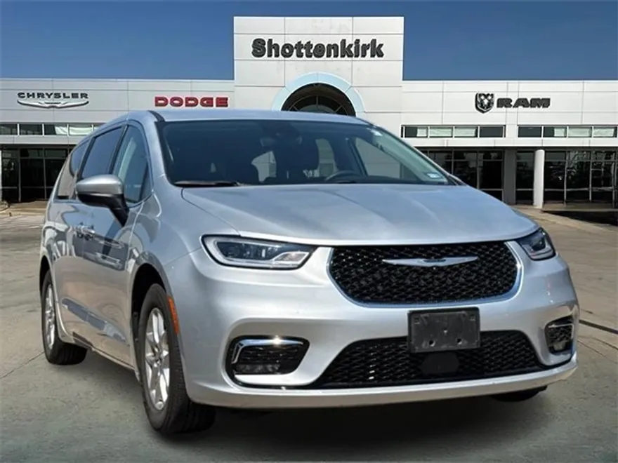 2023 Chrysler Pacifica Touring L photo 1