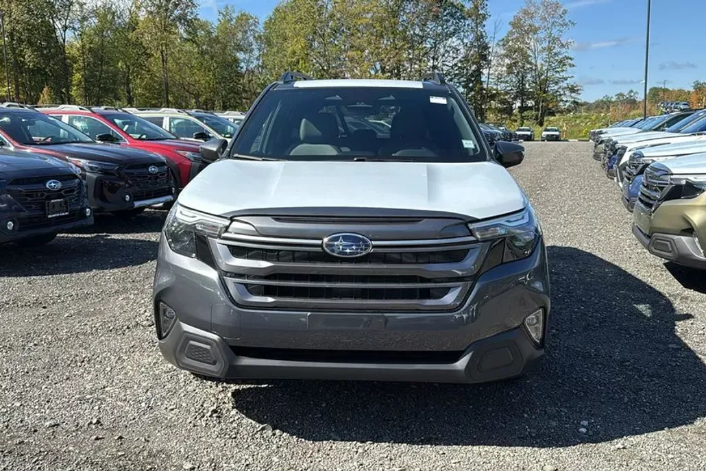 2025 Subaru Forester Premium Base photo 1