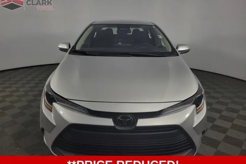2023 Toyota Corolla LE photo 1