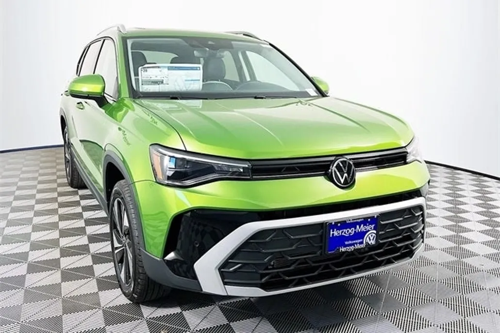 2025 Volkswagen Taos SE photo 1