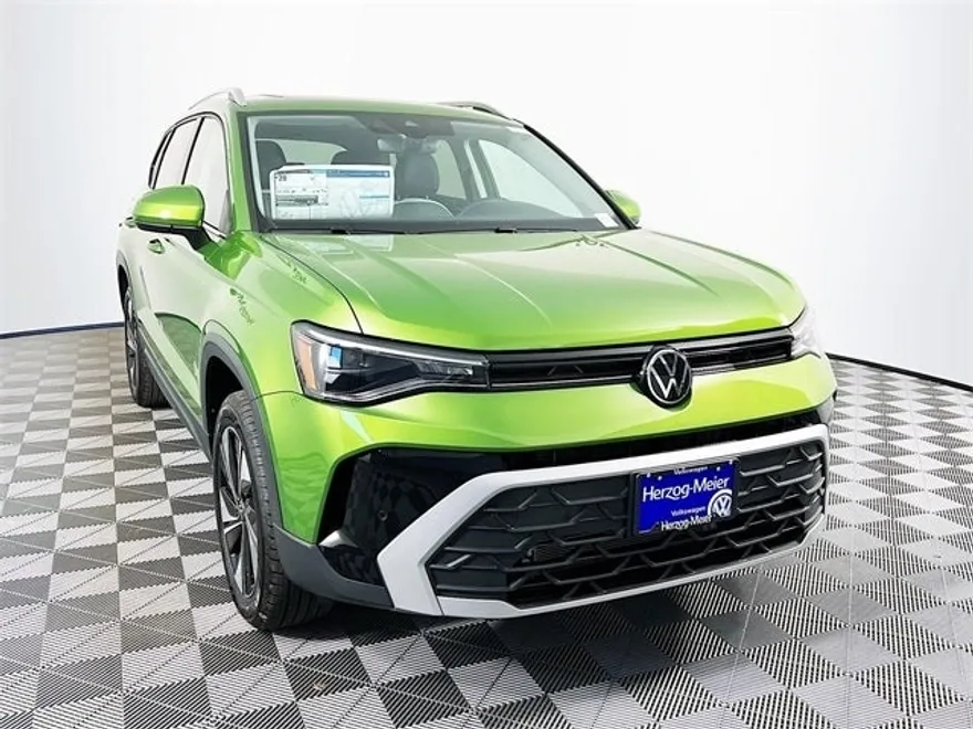 2025 Volkswagen Taos SE photo 1