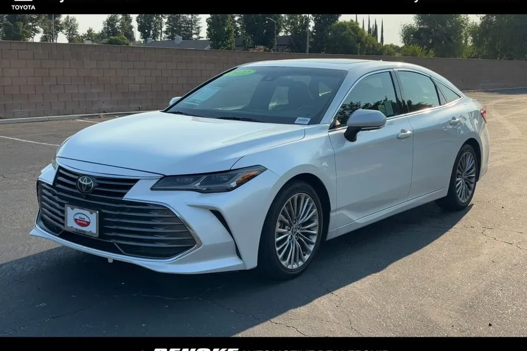 2022 Toyota Avalon Limited photo 1