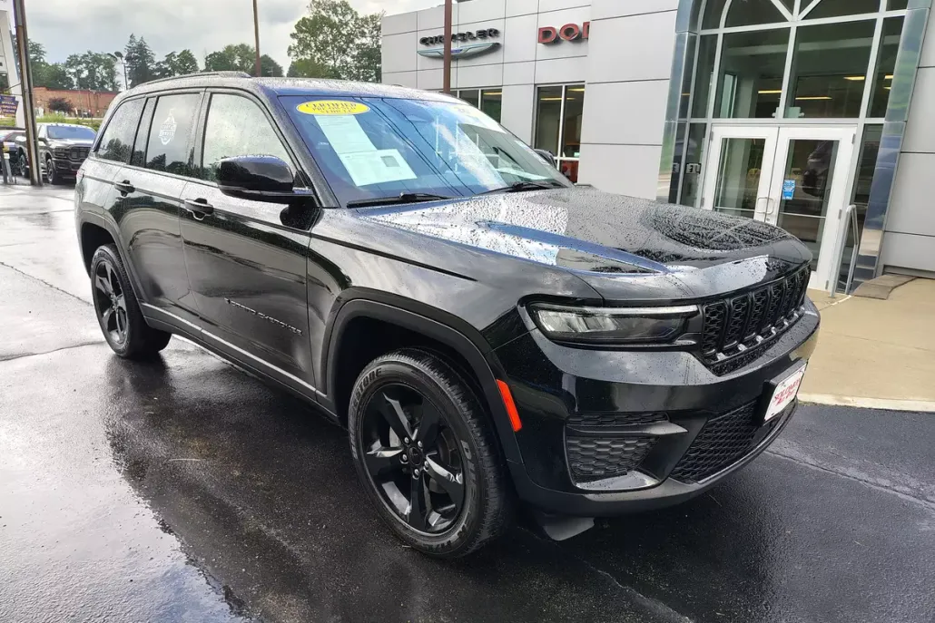 2023 Jeep Grand Cherokee Altitude photo 1
