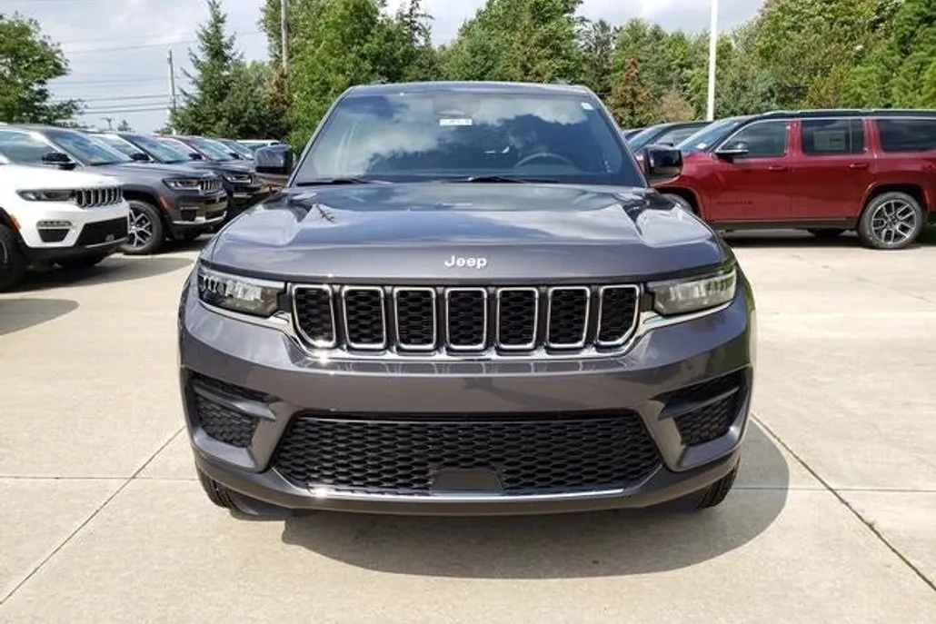 2025 Jeep Grand Cherokee Laredo photo 1