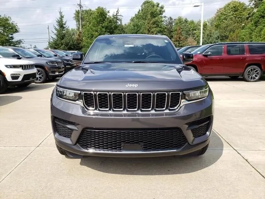 2025 Jeep Grand Cherokee Laredo photo 1