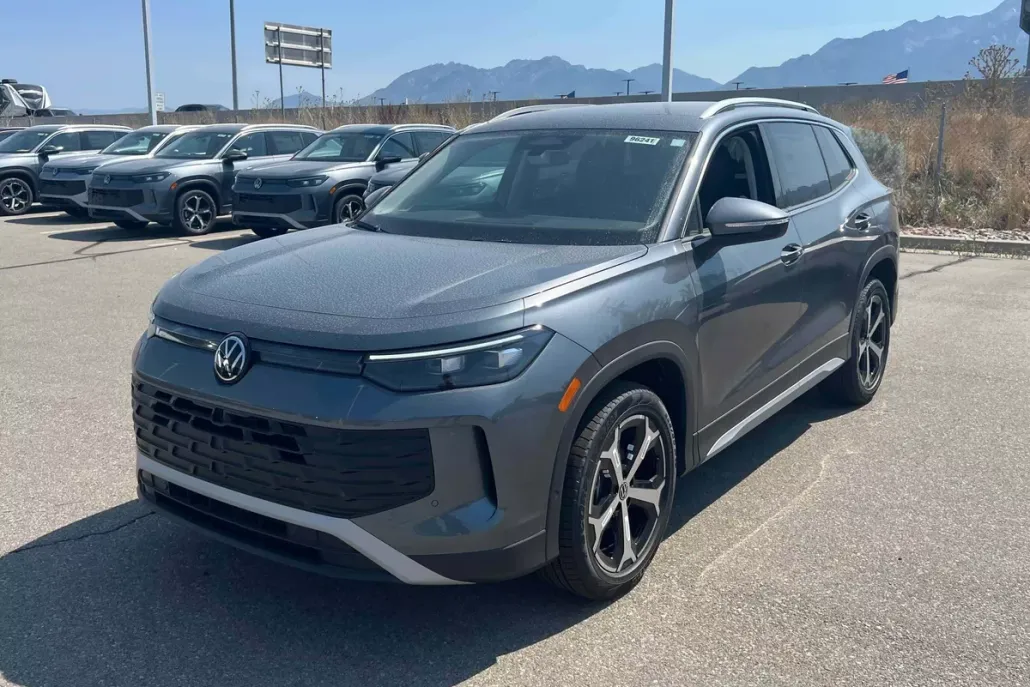 2025 Volkswagen Tiguan SE photo 1