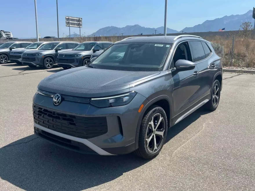 2025 Volkswagen Tiguan SE photo 1