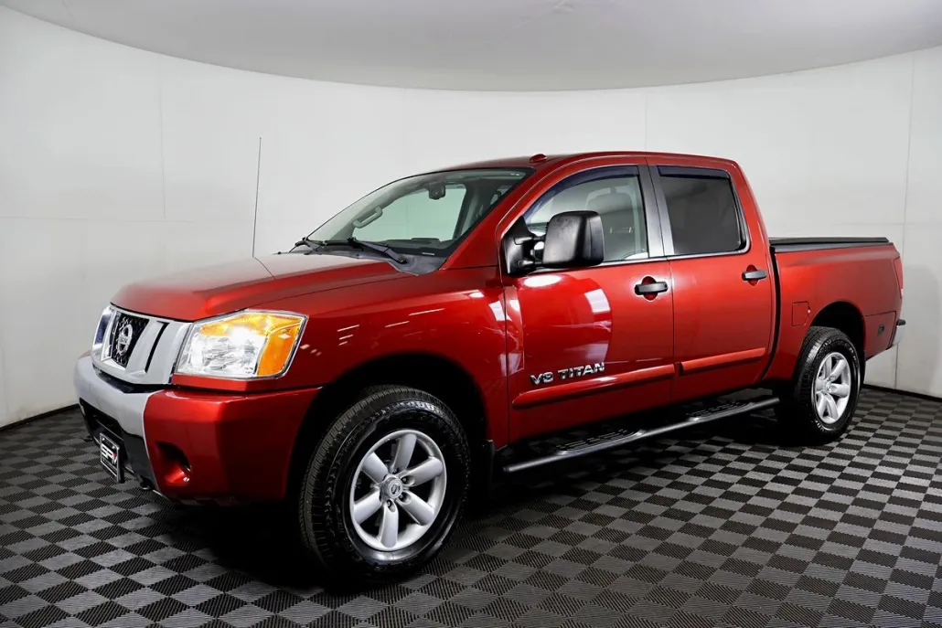 2015 Nissan Titan SV photo 1